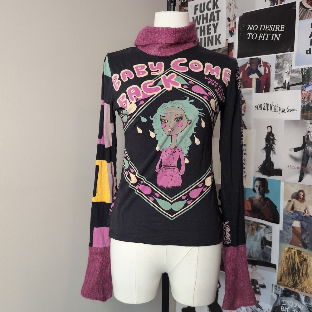 Graphic Print Turtleneck Euro Long Sleeve Top